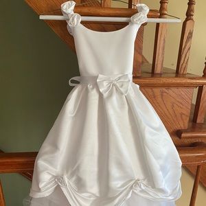 Baptism dress my daughter wore it 1 time.